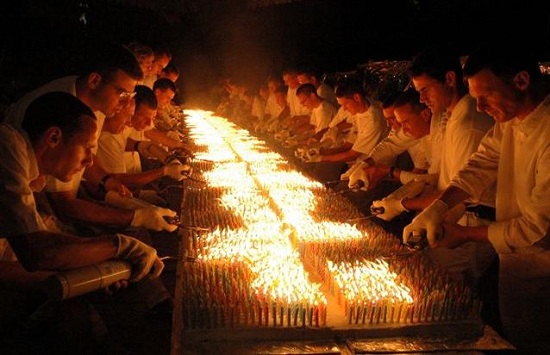 资料图：弗曼早前挑战在蛋糕上点27000根蜡烛的照片。