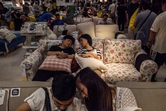 外媒:中国人爱去宜家睡觉 随时入睡天赋异禀