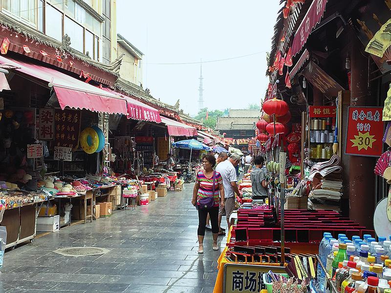 图为西大街城隍庙商业街周末的场景。