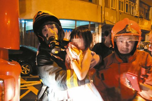 高雄凤山大楼突发火灾 120人仓皇逃出17人送医