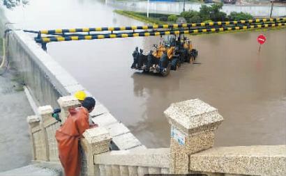 在延吉，工作人员冒雨排险 新文化记者 杨威 摄