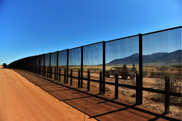 特朗普首场外交 对墨西哥边境问题翻脸如翻书