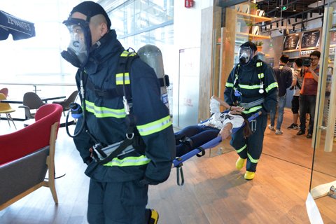 北京消防车首次驶入商场内部演练灭火救援|商