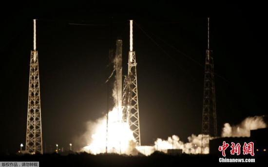 资料图：2016年7月18日，美国佛罗里达州卡纳维尔角，太空探索技术公司成功用“猎鹰9号”火箭将一艘货运“龙”飞船送上太空。