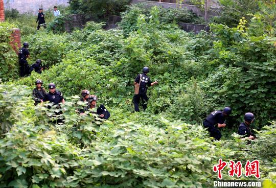 图为警察搜捕现场。 新乡警方供图 摄
