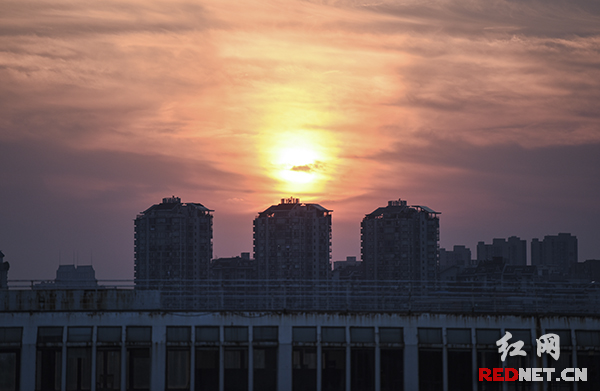 傍晚天挂火烧云 初秋长沙绝美似画卷(组图)|长