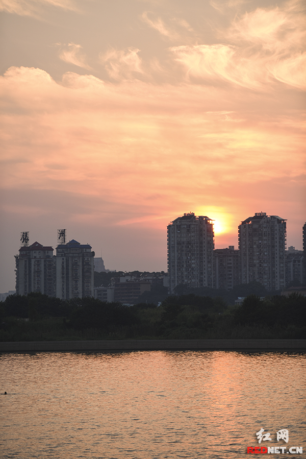 傍晚天挂火烧云 初秋长沙绝美似画卷(组图)|长