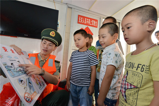 泉港沙格边防派出所为小学生讲解渡船安全知识