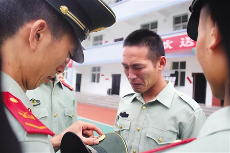 武警重庆总队司令员何良奎,政委汪海等领导分别到车站为老兵送行