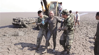 六旬翁海边捡虾深陷泥潭 双手抓住塑料桶苦撑一夜后获救|泥潭|老汉|民警_新浪新闻