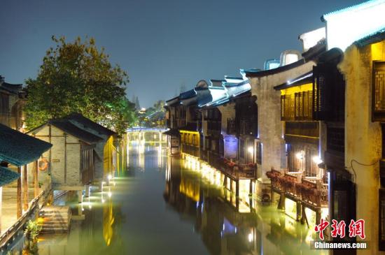 资料图 乌镇夜色中新社发 李晨韵 摄