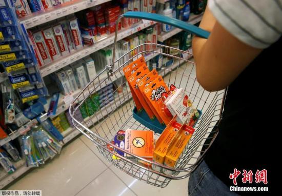 新加坡国家环境局已经在发现寨卡病毒感染病例的社区和疑似感染区开展了大规模灭蚊行动。图为新加坡民众在超市内购买灭蚊剂。