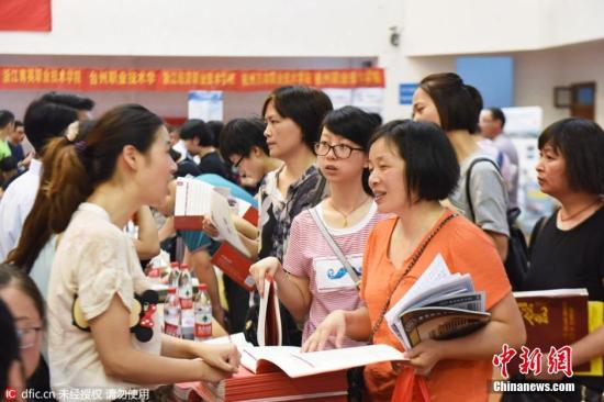 资料图：2016年6月23日，浙江省杭州市，考生和家长在高校招生咨询台前询问高校招生信息。图片来源：东方IC 版权作品 请勿转载