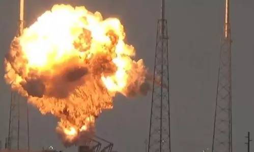 “猎鹰9”号火箭测试时发生爆炸。