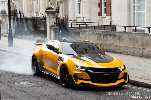 《变形金刚5:最后的骑士》新照 大黄蜂伦敦飙