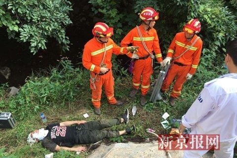 怀柔一男子上山迷路 从20米高处跌落，消防紧急救援。消防供图