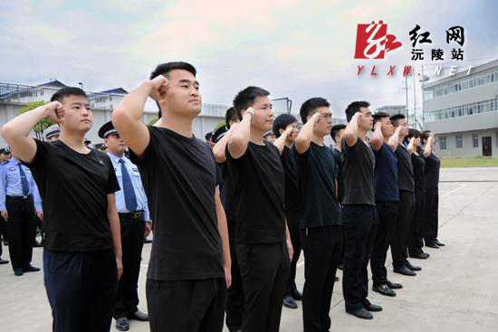 纪念红军长征八十载 十余名沅陵男儿宣誓入警_新浪新闻