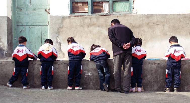 一套普通的校服,一场涉及3000多人的腐败 | 恩