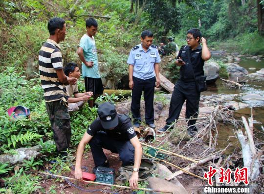 图为王某向民警自首 常宗波 摄
