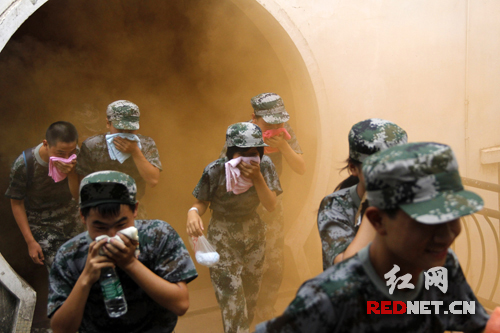 南华大学举行新生消防安全教育逃生演练|新生
