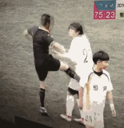 裁判报复性踹倒女足球员 遭内蒙古足协终身禁