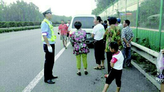 9座面包车塞进17人高速公路上爆了胎