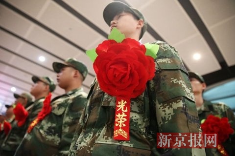 北京南站,入伍的新兵。