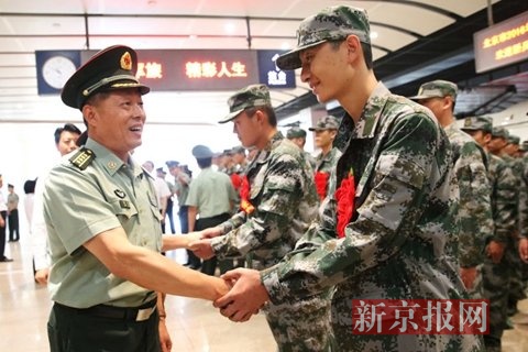 领导和新兵握手。