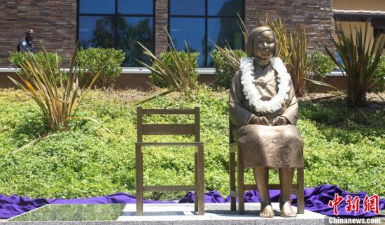 　　当地时间2013年7月30日，美国洛杉矶，揭发二战时期日军罪行的“慰安妇少女像”当天在美国加州洛杉矶附近格伦代尔中央图书馆前的公园正式揭幕，这是慰安妇少女像首次落户海外。图片来源：CFP视觉中国