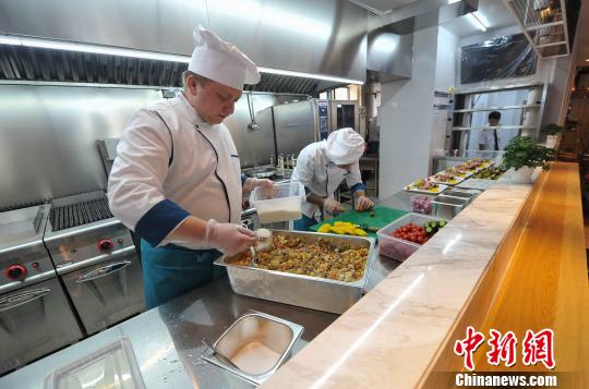 飞机餐厅主打西餐，开业初期推出以美国、德国、法国等为主题的五大航线套餐。 张畅 摄
