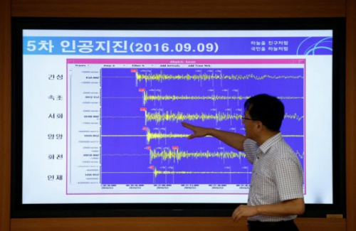 2016年9月9日，韩国一名地质学家在媒体通报会议上讲解有关朝鲜地震的情况。朝鲜当天进行了第五次核试验。