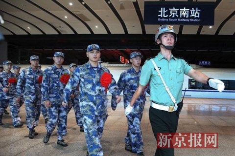 带着大红花的新兵,列队走向候车室,准备乘火车离京。