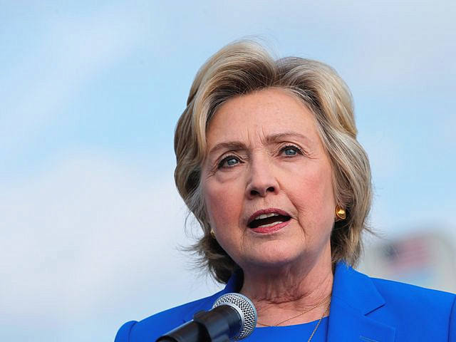 9月8日，纽约州怀特普莱恩斯，美国民主党总统候选人希拉里登机前对媒体记者发表讲话。（图片来源：新华）
