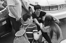 9月7日上午，益阳市安化县公安局院内，小敏妈妈见到15年未见的女儿，激动得痛哭。