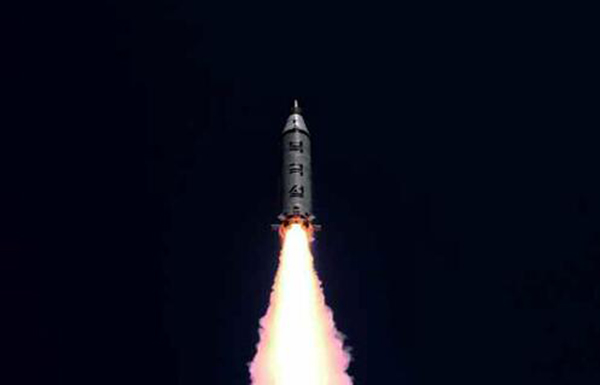 朝鲜潜射“北极星1号”导弹,与“火星10号”导弹类似的是一样具备攻击日本境内目标的能力,而且都能携带核弹头