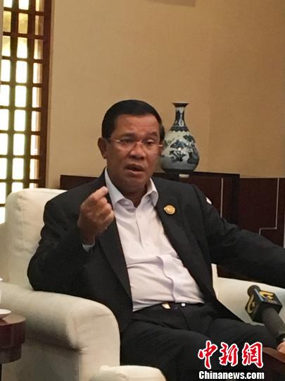 柬埔寨首相洪森在接受中新网等媒体的联合采访 杨陈 摄