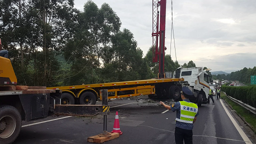 漳州高速执法支队12小时紧急施救货车翻车事
