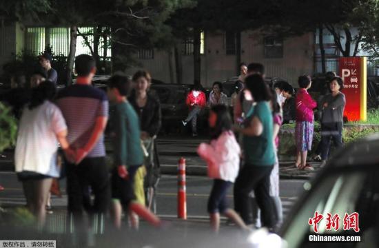 韩国气象厅于当地时间9月12日晚间举行记者会表示，当晚8点32分，韩国东南部庆州市附近发生两次强震。据韩国119紧急救助服务接报，庆州有2人在地震中受伤。