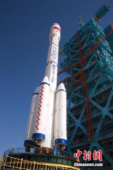 9月14日消息，中国天宫二号空间实验室计划于9月15日到20日之间择机发射。目前天宫二号空间实验室与长征二号F T2火箭已垂直转运至发射塔架。孙浩 摄