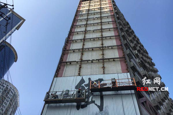 长沙定王台书市大型违规户外广告牌今晚将拆除