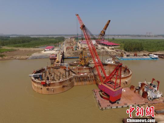 世界最大哑铃型钢围堰封底 横截面积大于10个