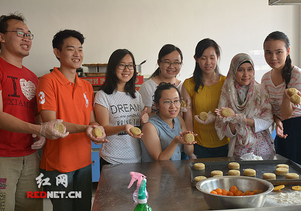 湖南中医药大学留学生动手做月饼迎中秋|留学
