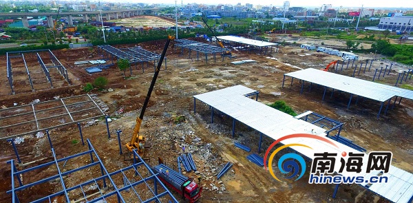 9月13日,在海口市龙昆南延长线,海口丁村万人海鲜广场建设正在加紧施工。海报集团全媒体中心记者 陈元才 摄