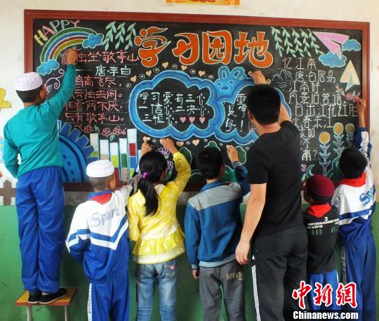 甘肃90后特岗教师扎根山区 丰富农村课堂(图