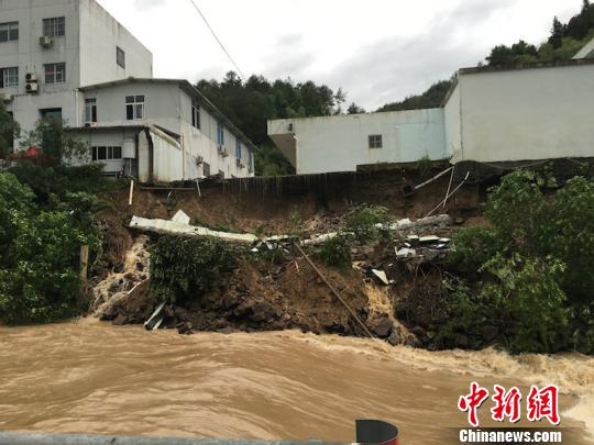 台风莫兰蒂携暴雨来袭 浙江文成河水暴涨|台