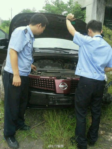 民警查获其驾驶的黑色越野车