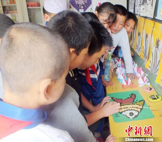 甘肃90后特岗教师扎根山区 丰富农村课堂(图