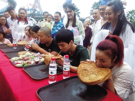 一个3斤重月饼 5人一组5分钟吃完