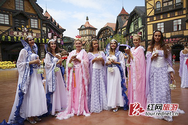 洋嫦娥现身株洲方特 欢乐夜场high爆中秋假期