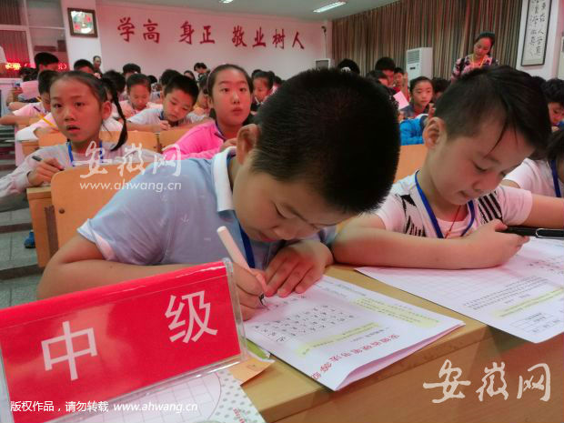 淮南硬笔书法等级考试开考 多名考生书法如字帖(图)